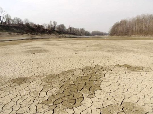 Рекордната суша за последните 70 г. доведе реките в Северна Италия до критично състояние. СНИМКИ Фейсбук