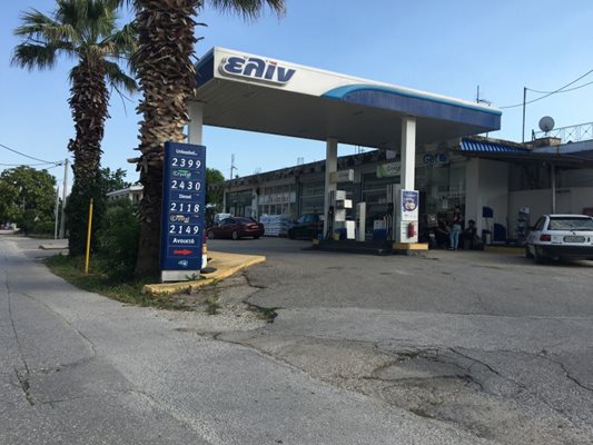 В гръцката област Комотини броят на бензиностанциите е намалял от 110 на 50, а като причина за това се сочи масовото пазаруване на по-евтино гориво в България. СНИМКА: АРХИВ
