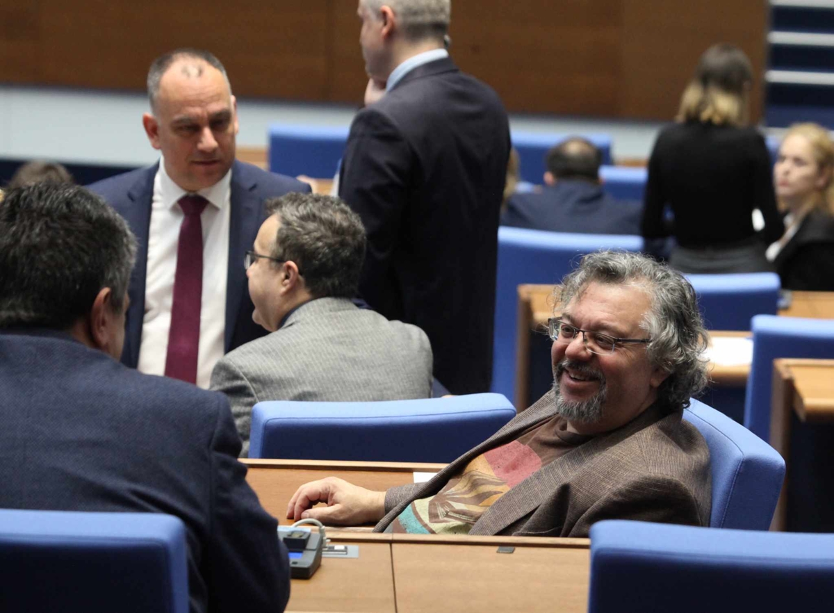 Куриоз: парламентът ще има две заседания през 15 минути в един ден