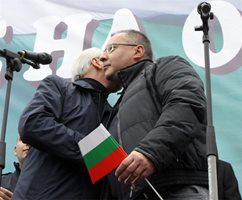 Лютви Местан прегърна Сергей Станишев, след като лидерът на БСП се извини на членовете и симпатизантите на ДПС за възродителния процес. СНИМКА: РУМЯНА ТОНЕВА
