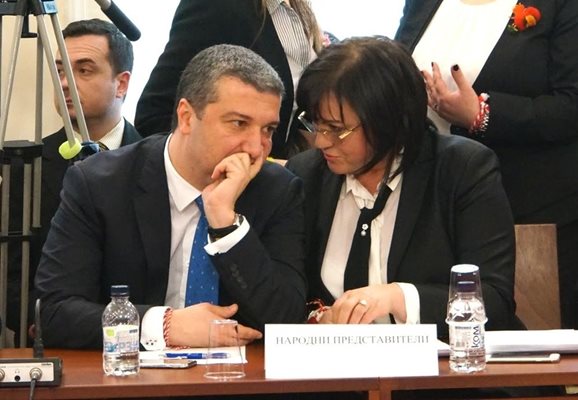 Лидерът на БСП Корнелия Нинова и соцдепутатът Драгомир Стойнев си шушукаха по време на заседанието.
