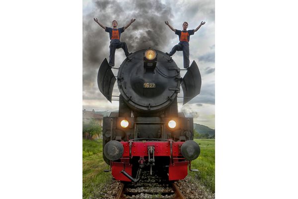 Снимки на любимия на Панделиева парен локомотив 16.27 и на машиниста му Алберт Иванов, който  приготвя наденица на жар в пещта (долу).
