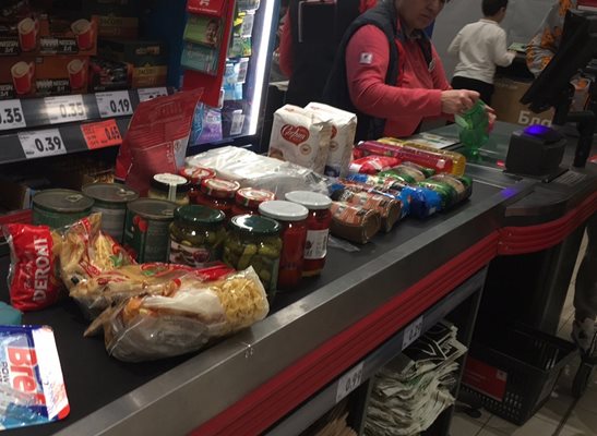 От началото на седмицата хората се запасяват и с хранителни продукти в случай на карантина.