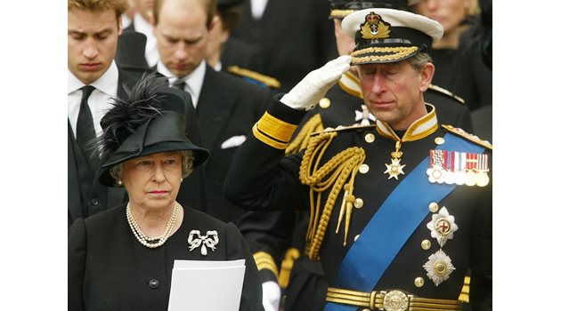 Кралица Елизабет II и синът й, новият крал Чарлз СНИМКА: Ройтерс