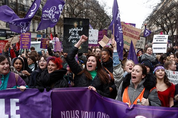 Шествието в подкрепа на правата на жените в Париж, Франция СНИМКИ: Ройтерс
