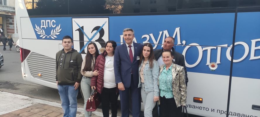 Председателят на ДПС Мустафа Карадайъ със симпатизанти в Кърджали