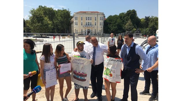 В най-големия пек в центъра на Пловдив младежи се снимаха с премиера Бойко Борисов. Те му обясниха, че правят кампания за набиране на средства за диабетици. И му казаха, че много добре се получава с ремонта на площада. СНИМКИ: Радко Паунов