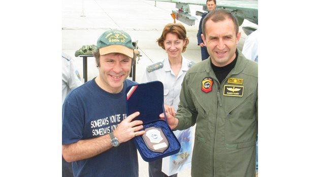 5 юни 2007 г. Като командир на авиобаза “Граф Игнатиево” Румен Радев посрещна солиста на “Айрън Мейдън” Брус Дикинсън.