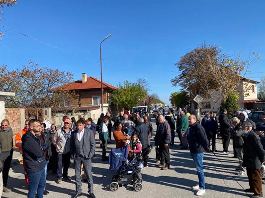 Жители на пловдивското Ново село, предвождани от Георги Мараджиев, осуетиха претърсването на магазин на активист на ГЕРБ вчера. 