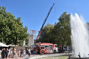 Пожарни окупираха центъра на Пловдив, вият сирени (Снимки)