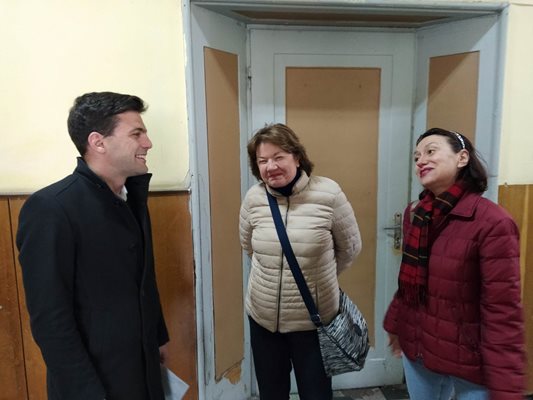 Проф. Мария Шнитер (вляво) обмени някоя дума с Никола Минчев. С нея беше и пра-правнучката на кап. Райчо Николов Аля Николаева.