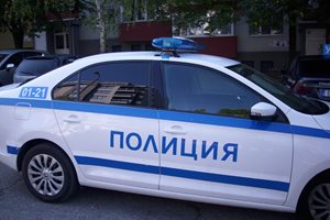 Кола се заби във витрина на магазин в София