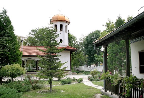Храмът "Св. Георги Победоносец", в който потече чудодейния мед.