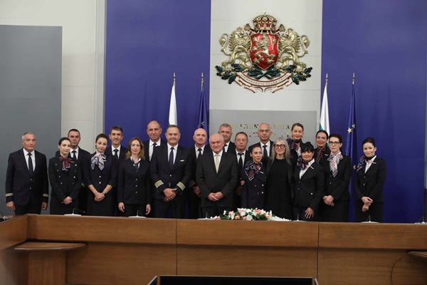 В началото на месеца Димитър Главчев награди екипа на Държавния авиационен оператор, който евакуира българите от Ливан.