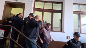 Вижте задържаните за източване на казина с манипулиране на автомати и рулетки (Видео, снимки)