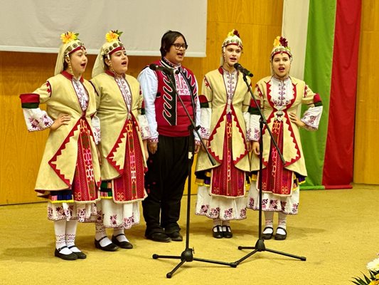 В програмата взеха участие над десет танцови и музикални състава от Русе и региона Снимка: Пресцентър на Община Русе