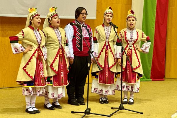 В програмата взеха участие над десет танцови и музикални състава от Русе и региона Снимка: Пресцентър на Община Русе