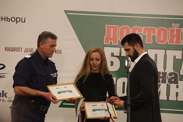 Пламен Мирянов връчва отличията на Оля и полицая Румен Костадинов.