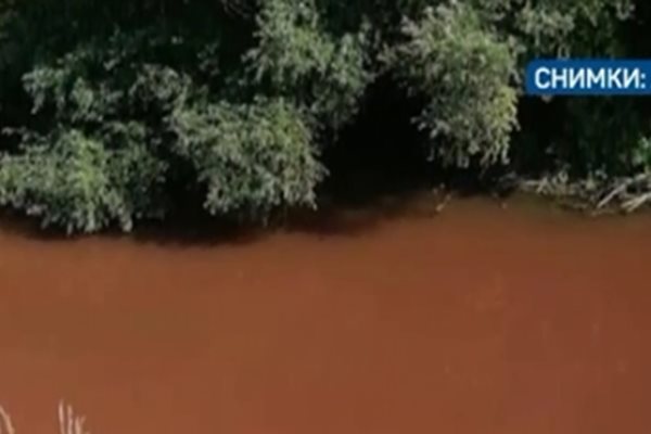 Водата в Осъма вчера е червена. Кадри: бТВ