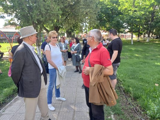 Жители на Поповица се събират в парка, за да посрещнат своя земляк.