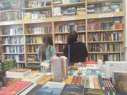 Родители и деца изпълниха столичните книжарници