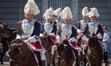 Смяната на гвардейците пред кралския дворец е традиция от времената на Алфонсо XII