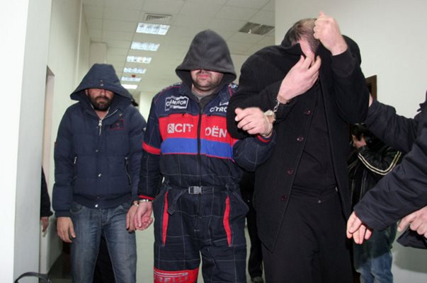Димитър Баджаков и още двама от арестуваните контрабандисти вървят под полицейски конвой към съда