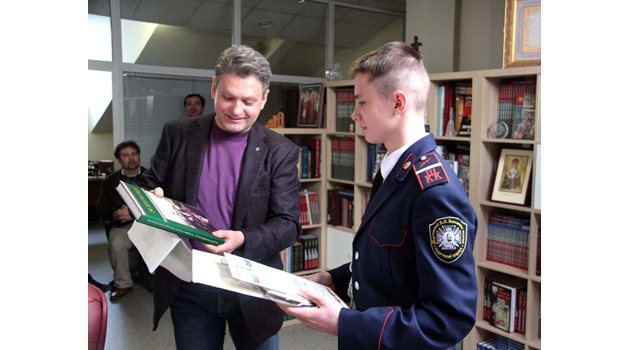 Председателят на НД “Русофили” награждава кадет от Русия, който е участвал в конкурс за есе.