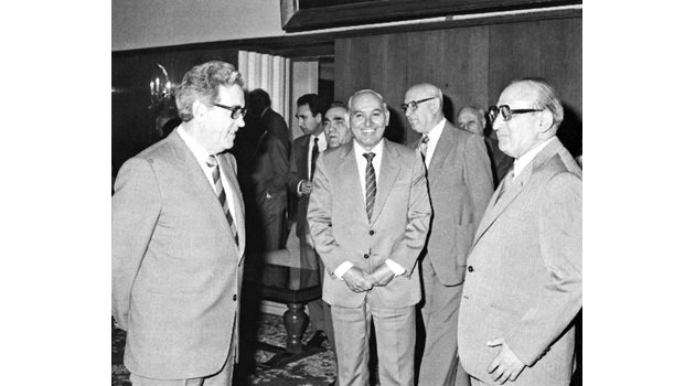 Тодор Живков и Станко Тодоров в кулоарите на Народното събрание през 1985 г.. Все още успешно прикриват хладината помежду си...