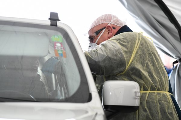Медицински служител тества шофьорка на контролно-пропускателен пункт за коронавирус в германския град Мюнхен.
СНИМКА: РОЙТЕРС