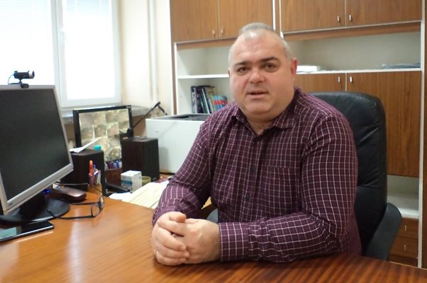 Директорът Венцеслав Георгиев и колегите му повече от 5 години се подготвяли за дистанционно обучение. 