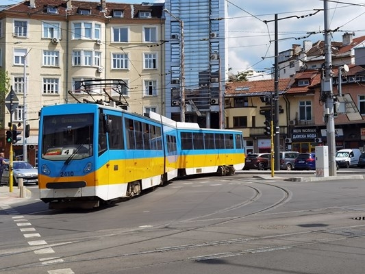 Миниван и трамвай се блъснаха в София