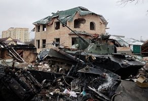 Унищожен танк на фона на тежките сражения в Украйна. СНИМКА: РОЙТЕРС