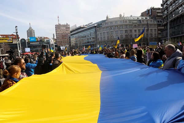 В Прага, Чехия държат украинското знаме по време на шествие в знак на солидарност
СНИМКА: Ройтерс