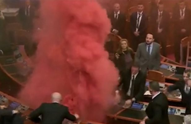 Екшън в албанския парламент - депутати запалиха димки заради бюджета Кадър: bTV