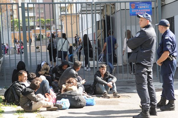 Част от заловените мигранти насядаха пред испанската гимназия.
