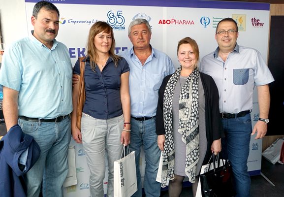Д-р Методи Янков (в средата), директор на МБАЛ “Сердика”, с част от екипа си - всички в лигата “Лекарите, на които вярваме”