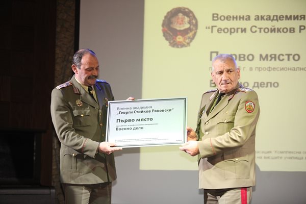 полк. Димитър Ташков получи наградата от началника на отбраната ген. Андрей Боцев.