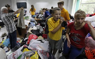 Доброволци сортират помощи за пострадалите в Краснодарския регион. СНИМКА: РОЙТЕРС