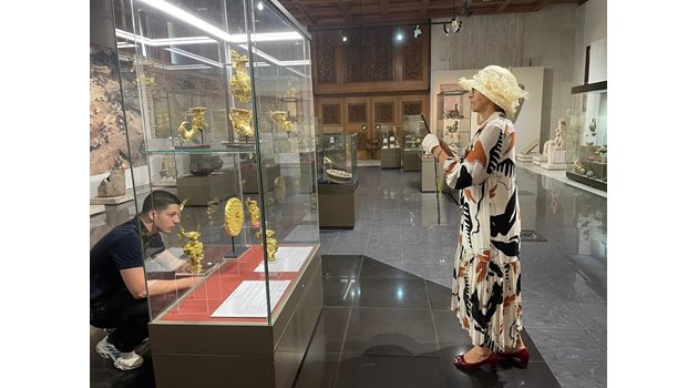Дъщерята и внукът на проф. Чирков разгледаха Националния исторически музей, след като подариха негови лични предмети.