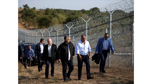 Бойко Борисов показва оградата по границата на унгарския си колега Виктор Орбан.