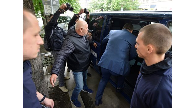 Красимир Живков се качи в бус на прокуратурата, след като излезе от сградата на МОСВ СНИМКА: Йордан Симеонов
