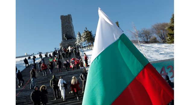 Хиляди очакват началото на тържествата на връх Шипка СНИМКА: Пресцентър на Народното събрание