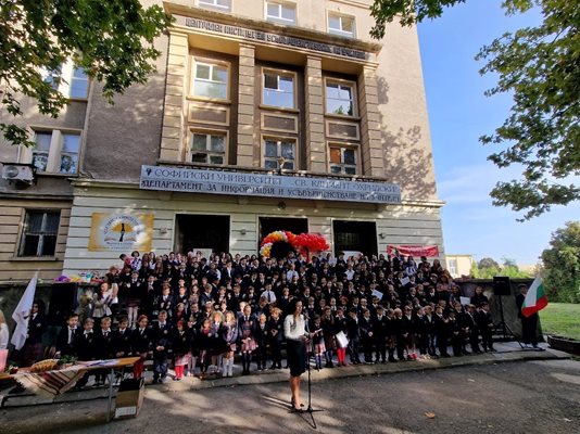 Частното средно училище „Евлоги и Христо Георгиеви“ стартира своята първа учебна година през 2015 г.