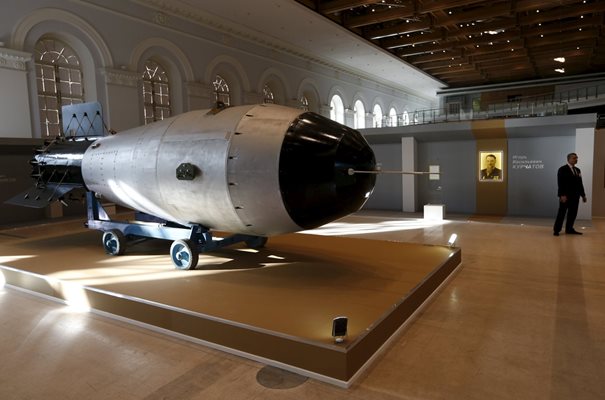 Реплика на най-голямата детонирана съветска ядрена бомба AN-602 (Цар - бомба) бе изложена в Москва през 2015 г.

СНИМКА: РОЙТЕРС