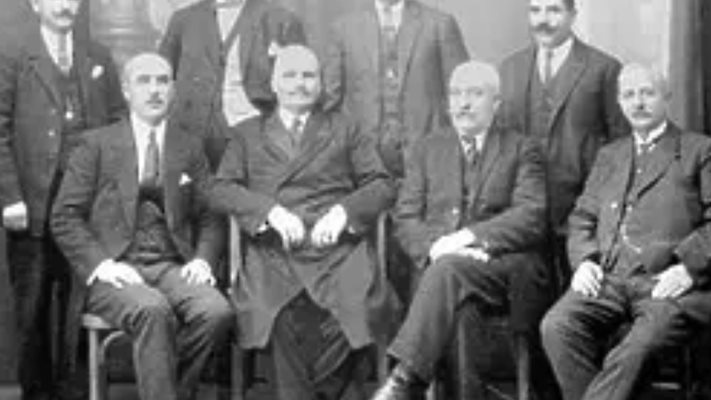 Калпакчиев (вторият отдясно на първия ред) заедно с членове на управителния съвет на Пловдивската популярна банка