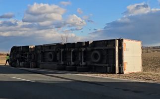 Ураганният вятър обърна товарен автомобил на подбалканския път София – Бургас