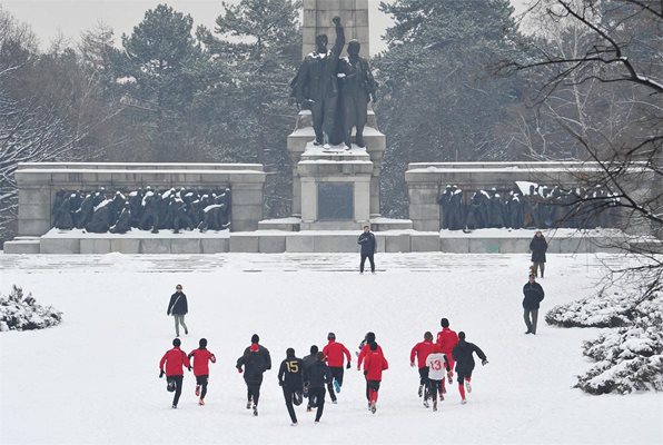 На бегом в поледицата