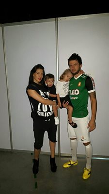Бременната Ромина заедно с големите си деца и съпруга  Дарко Тасевски, който е в екип на футболния си отбор в Тайланд – “Банкок Глас”.