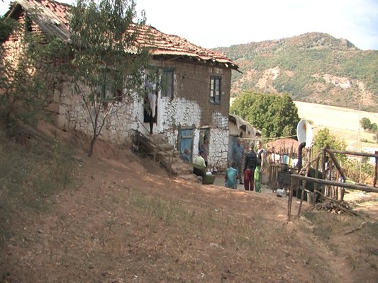 В тази кирпичена къща в крумовградското село Бряговец е живял Мустафа до 2016 г.